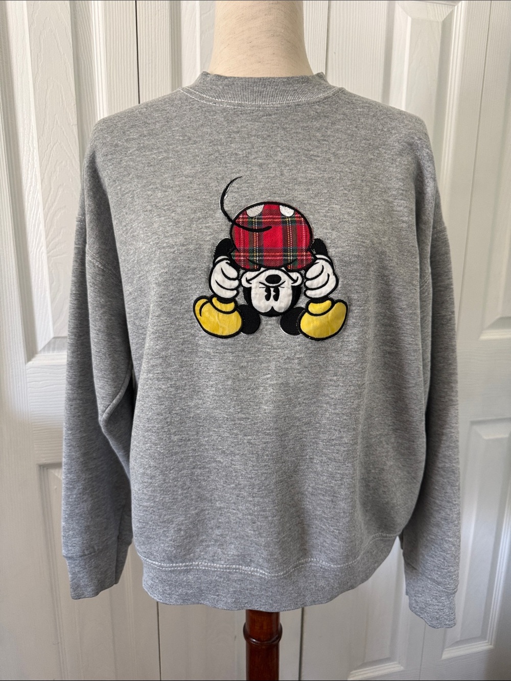 Vintage 90s gray Mickey & Co. Gray Crewneck Sweatshirt Sz L